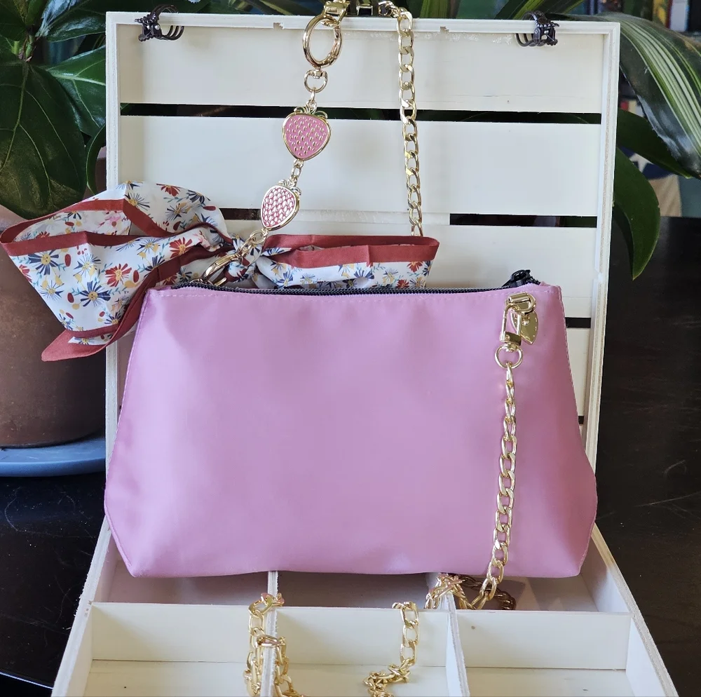 Gucci Pink Women's Bag with Gold Chain - Picture 6 of 13